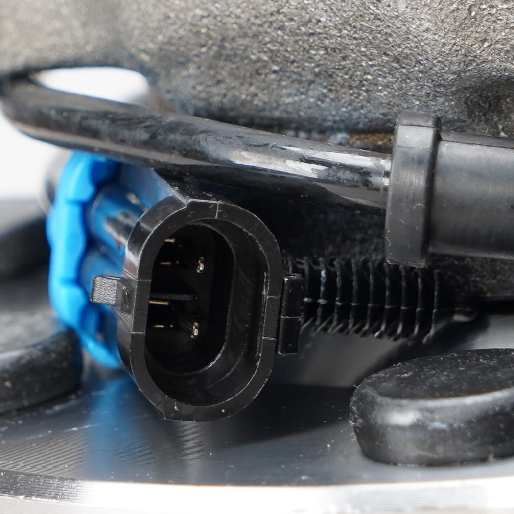 Hanhub 515086 Zostava predného kolesa a ložisková montáž kompatibilná s Chevy Avalanche 2500 Silverado 1500 HD Classic Silverado 2500 Silverado 2500 HD Classic Suburban 2500 Sierra 1500 HD Classic Sierra 2500 Sierra 2500 Classic Yukon XL 2500 Nahradí BR930626 FW786 15064670 1512409 8-látka